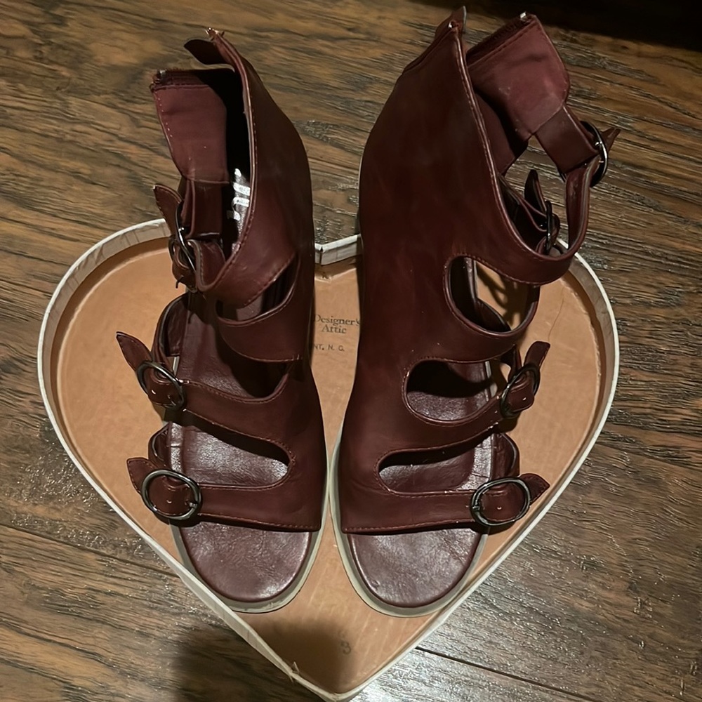 👠👟Summer burgundy shoes verycomfortable &cute some flaws on top straps of both